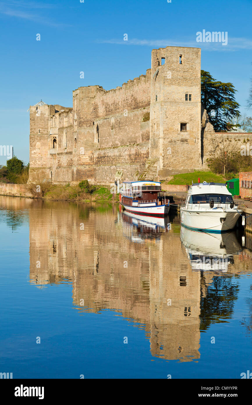 Newark Castle e il fiume Trento Newark-on-Trent Nottinghamshire England Regno Unito GB EU Europe Foto Stock