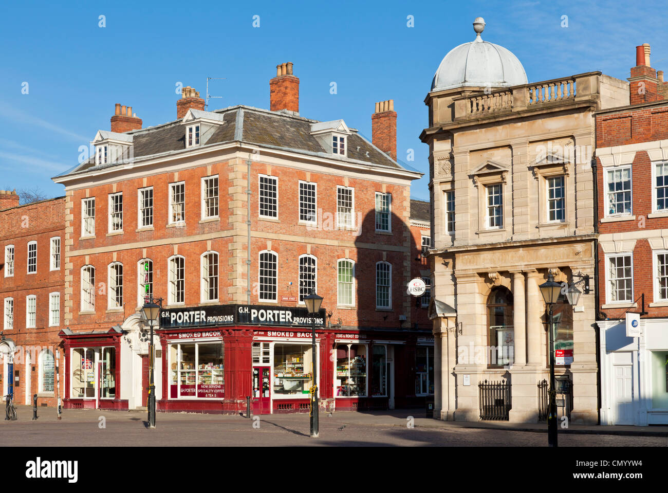 Negozi intorno al luogo di mercato a Newark-on-Trent Nottinghamshire England Regno Unito GB EU Europe Foto Stock