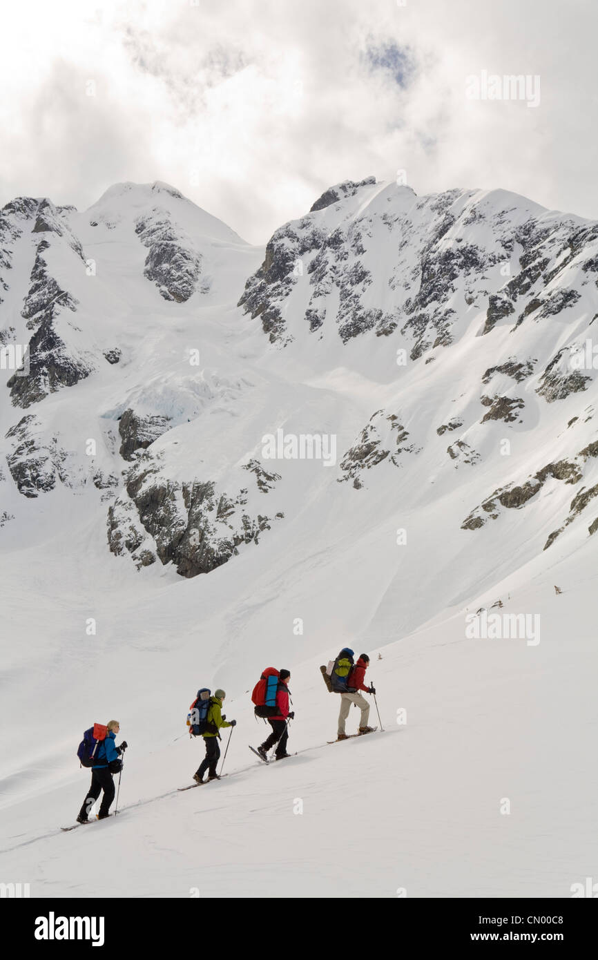 Snowshoers ascendere a Vantage Pass con anniversario ghiacciaio e Joffre picco in background, British Columbia Foto Stock