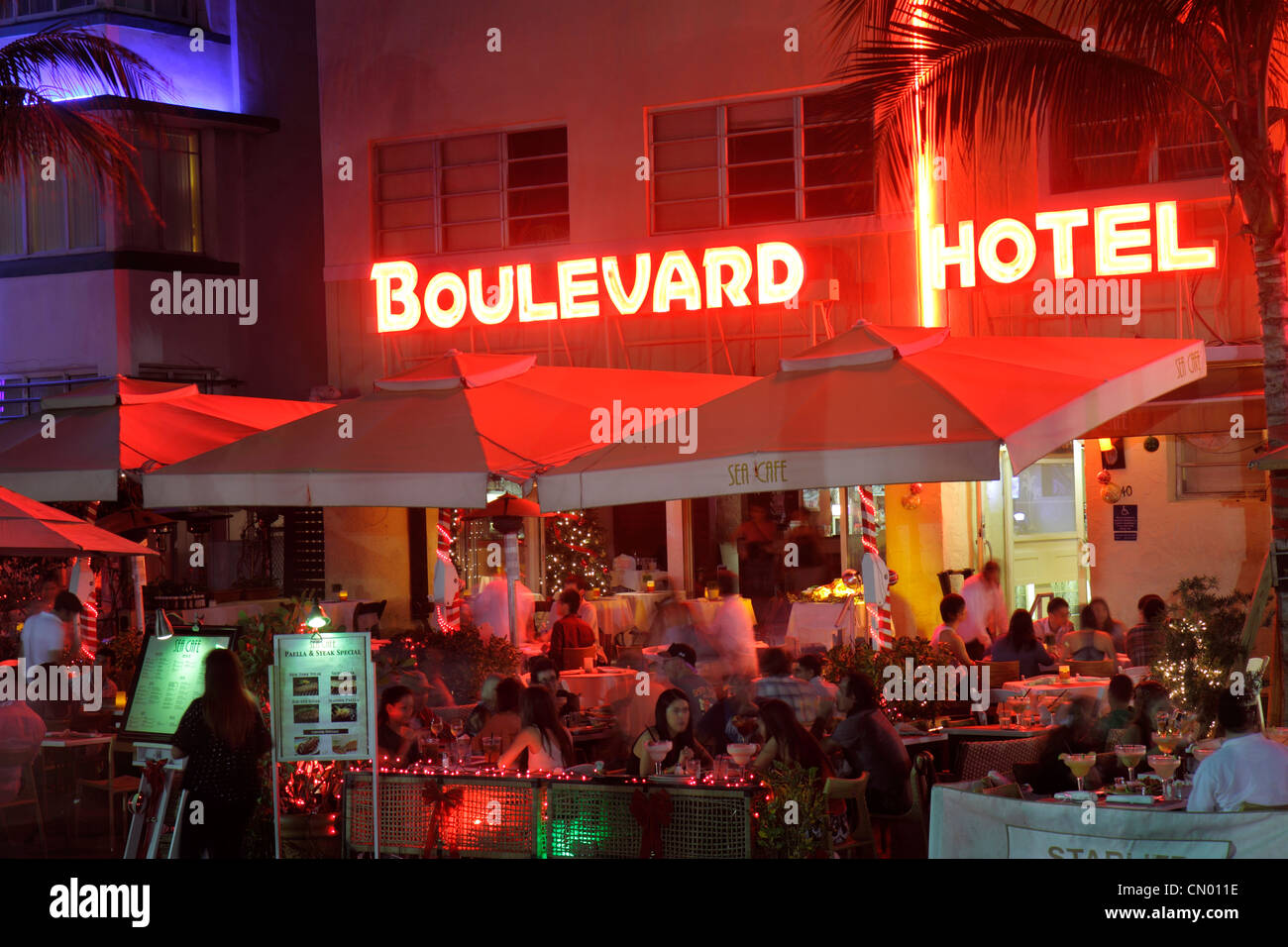 Miami Beach Florida, Ocean Drive, quartiere storico Art Deco, Capodanno, serata notturna, tavoli all'aperto, ristoranti, illuminazione, Boulevard, ho Foto Stock