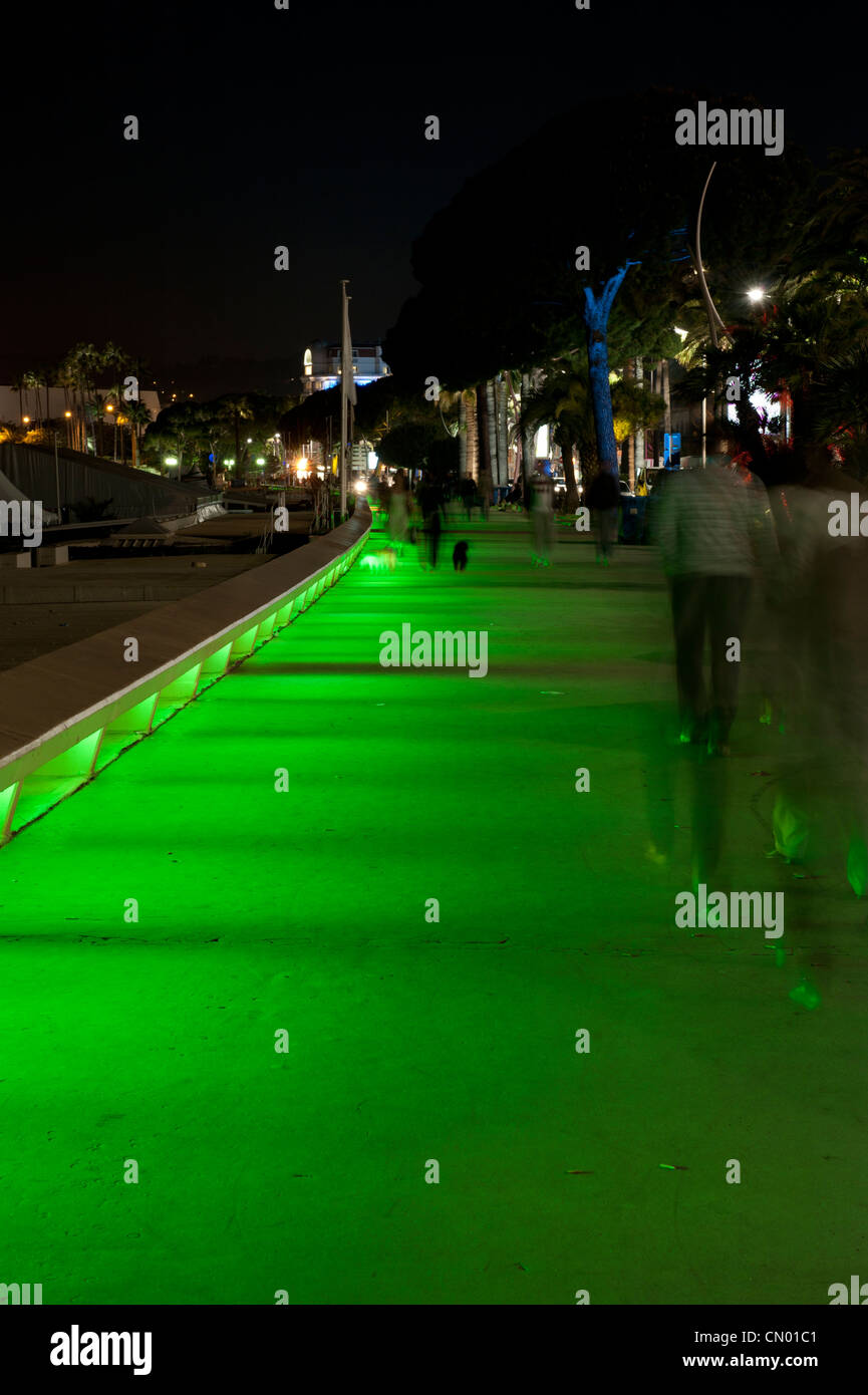 Verde Lime illuminazione sul Boulevard de la Croisette a Cannes, Francia - durante la serata. Foto Stock