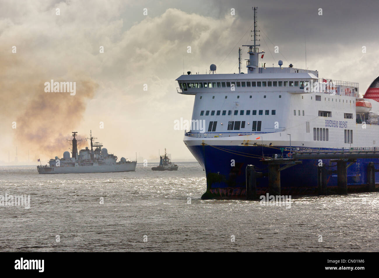 HMS Liverpool e Liverpool Belfast ferry Foto Stock