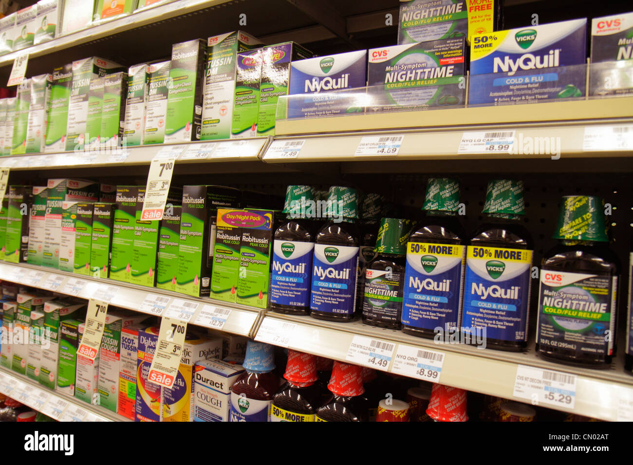 Miami Beach Florida,Fifth Street,Walgreens,farmacia,farmacia,vendita case,marche,NyQuil,Robitussin,congestione sinusale,medicina fredda,nome marca,ove Foto Stock