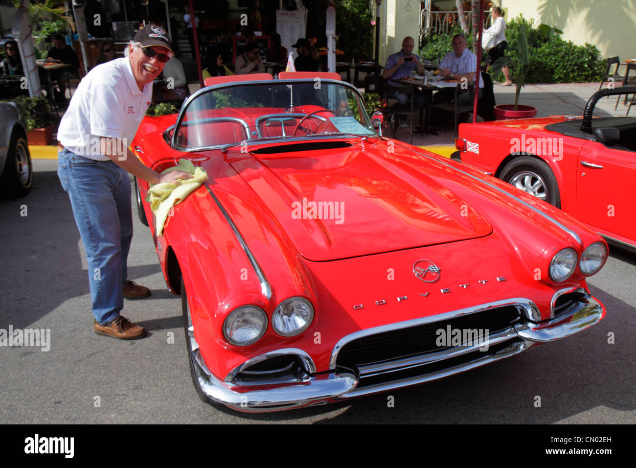 Miami Beach Florida,Ocean Drive,Art Deco Historic District,Art Deco Weekend,festival,auto sportive,vendita esposizione auto da collezione Chevrolet Corvette,rosso, Foto Stock