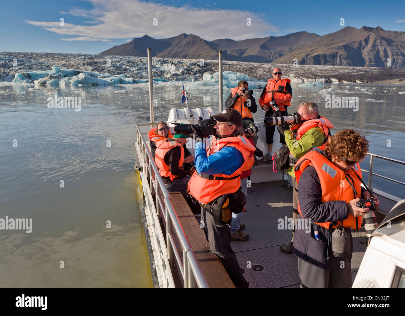 Fotografi in tour in barca del Jokulsarlon laguna glaciale, Breidamerkurjokull, Vatnajokull calotta di ghiaccio, Islanda Foto Stock