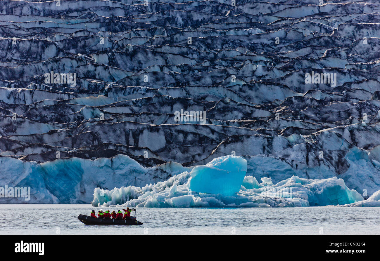 Zodiac tour in barca sul Jokulsarlon laguna glaciale Breidamerkurjokull, ghiacciaio Vatnajokull calotta di ghiaccio, Islanda Foto Stock