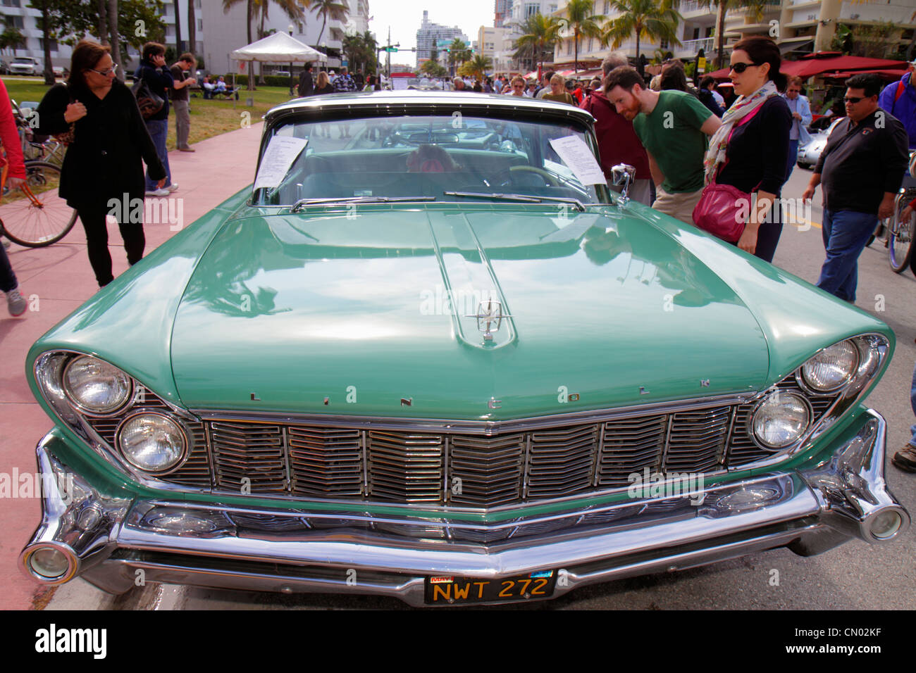 Miami Beach Florida,Ocean Drive,Art Deco Historic District,Art Deco Weekend,festival,auto sportive,vendita auto da collezione classico Lincoln,FL12011 Foto Stock