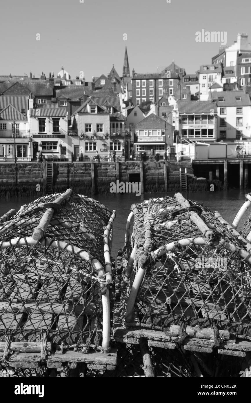 Immagine in bianco e nero di Whitby con vuoto Lobster Pot in primo piano. Foto Stock