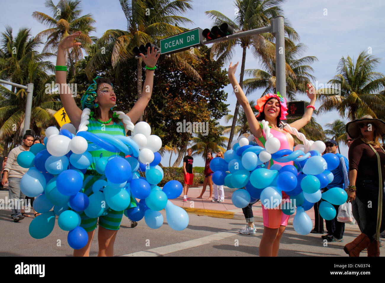 Miami Beach Florida, Ocean Drive, quartiere storico Art Deco, fine settimana Art Deco, festival, donne donne donne, costume, nuotatori sincronizzati, palloncini, FL12011 Foto Stock