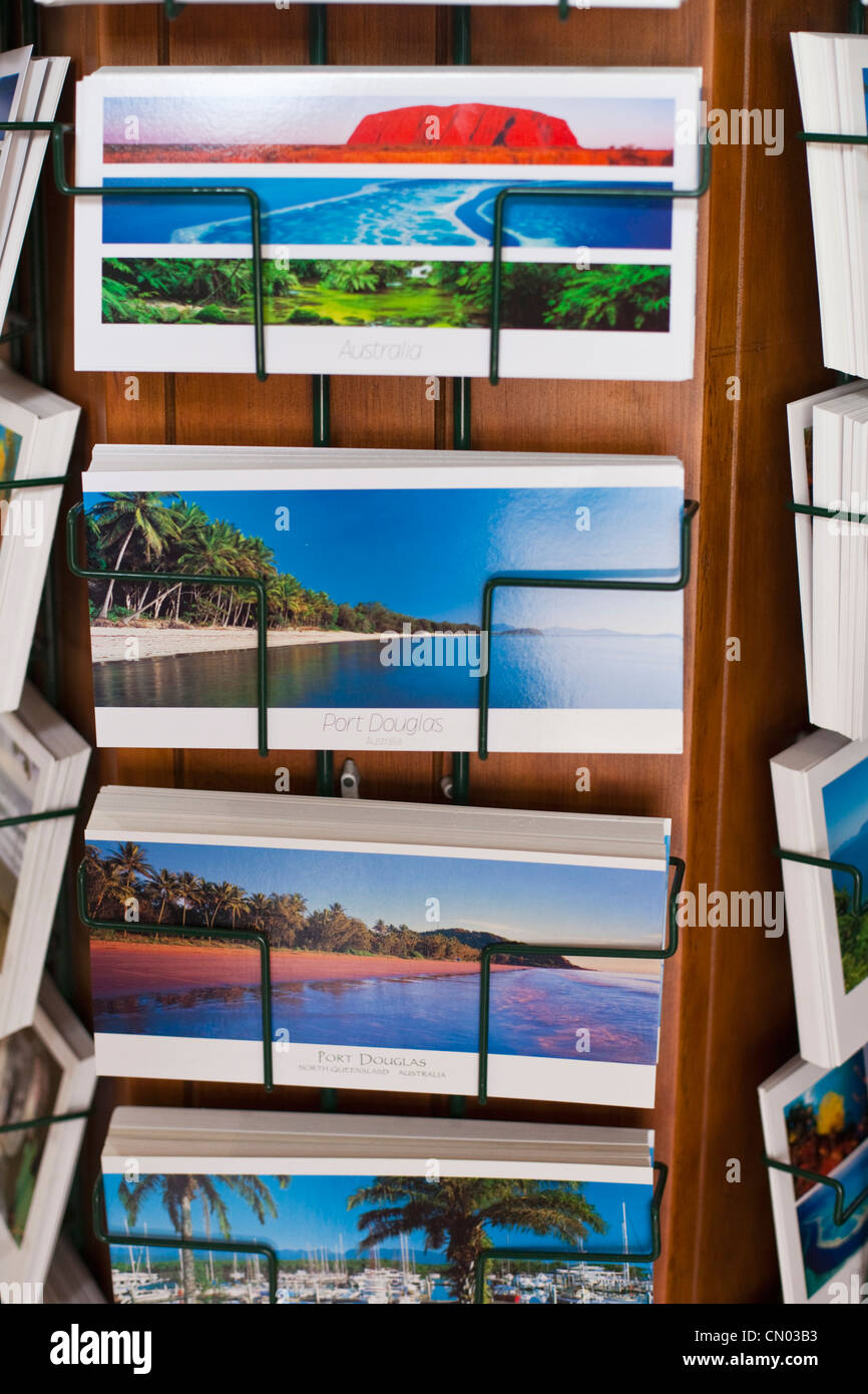Le cartoline per la vendita. Port Douglas, Queensland, Australia Foto Stock