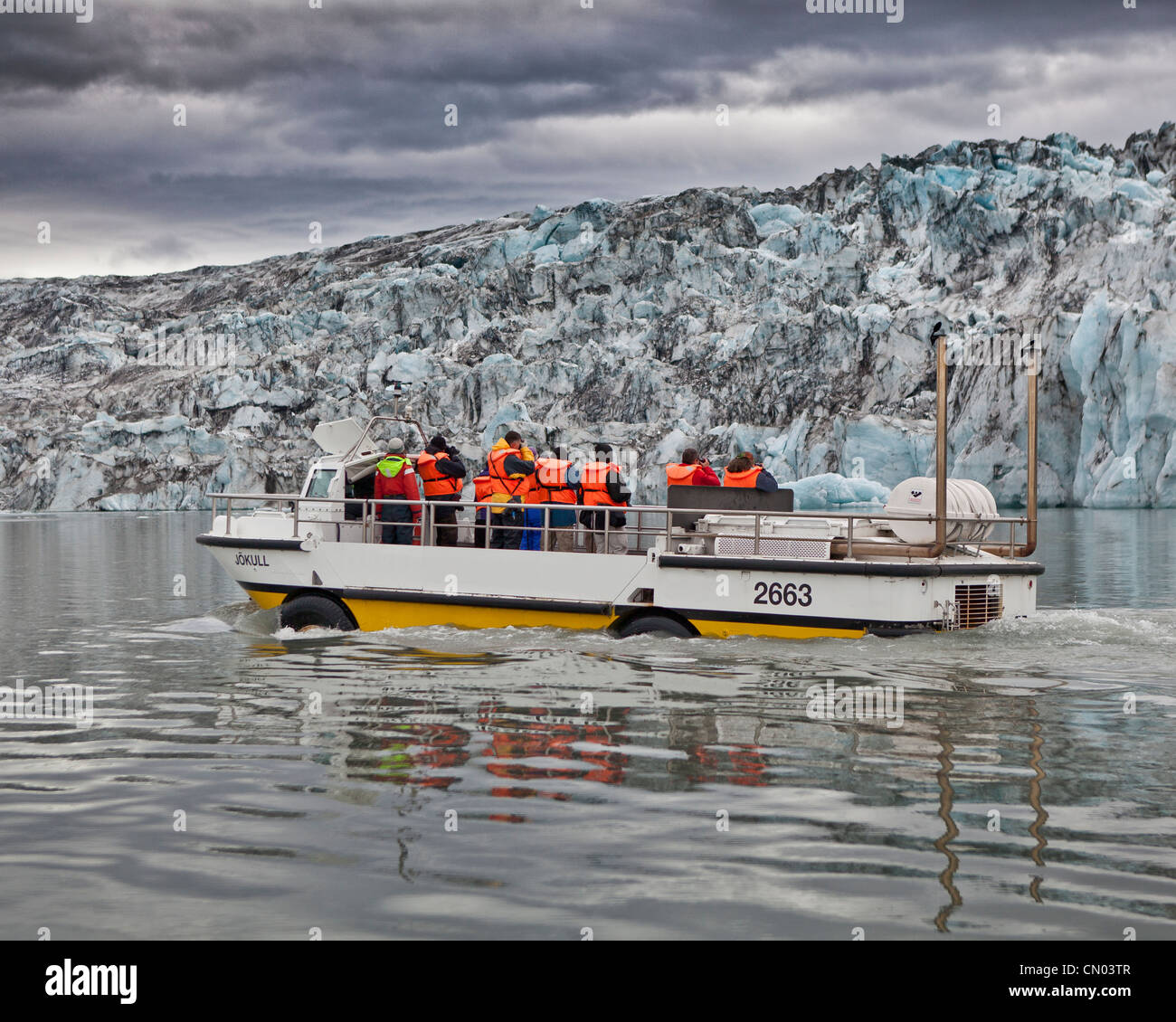 Barche anfibio con turisti Jokulsarlon laguna glaciale Breidamerkurjokull, ghiacciaio Vatnajokull calotta di ghiaccio, Islanda Foto Stock