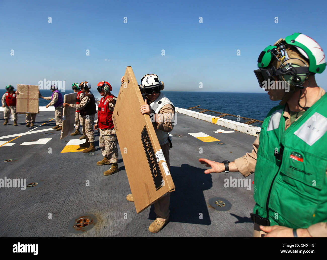 Marines e marinai con la 24a unità di spedizione marina e Iwo Jima Amphibious Ready Group caricano attrezzature e forniture sulla USS New York, 29 marzo 2012, prima di intraprendere un dispiegamento programmato di otto mesi. Il 24° MEU, in collaborazione con Iwo Jima ARG della Marina, si sta dispiegando nei teatri europei e centrali di comando per fungere da riserva teatrale e forza di risposta alle crisi in grado di svolgere una serie di missioni, dalle operazioni di combattimento su vasta scala all'assistenza umanitaria e agli aiuti alle catastrofi. Foto Stock