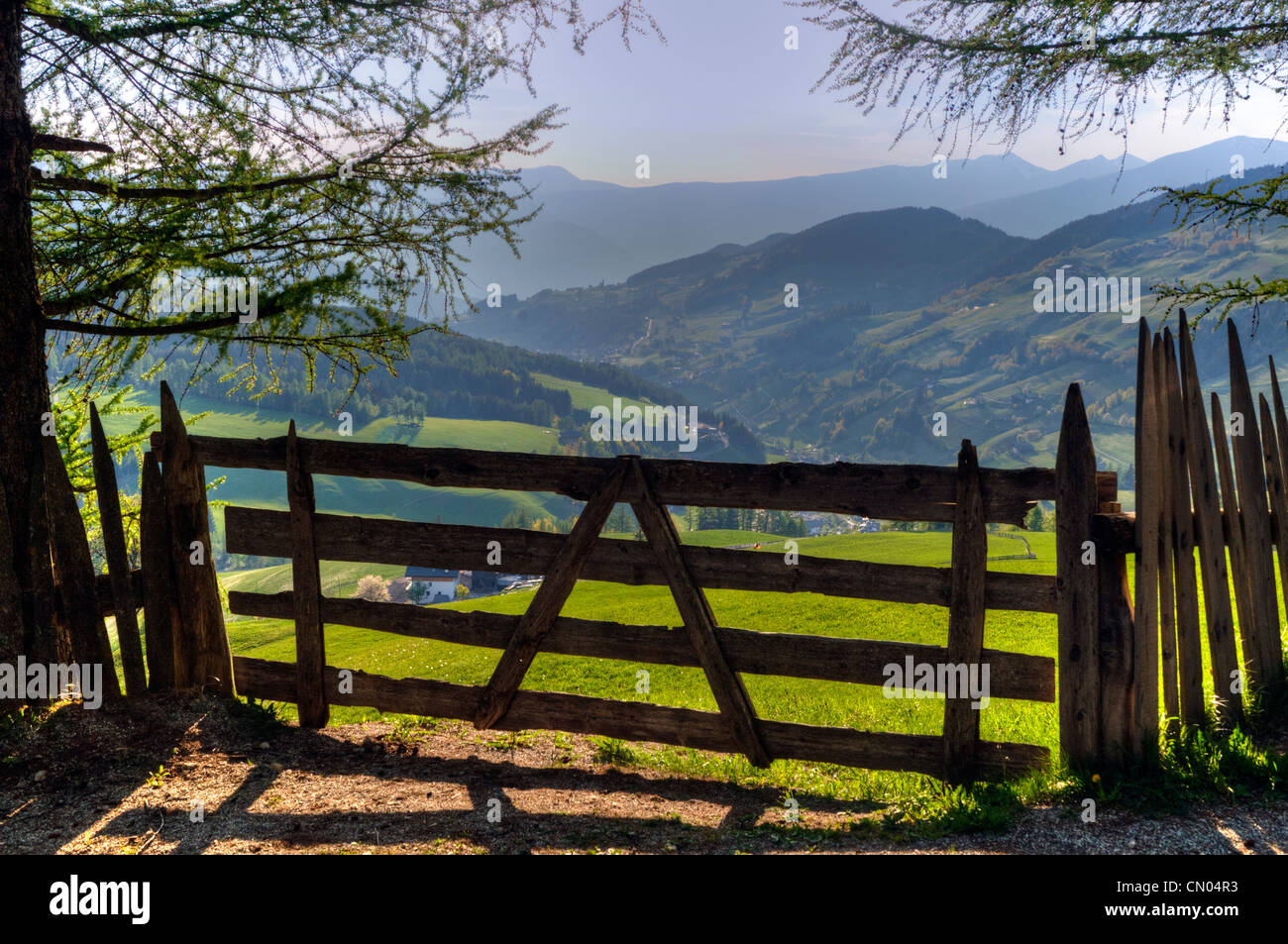 Cancello in legno in Sud Tirolo del Nord Italia Foto Stock