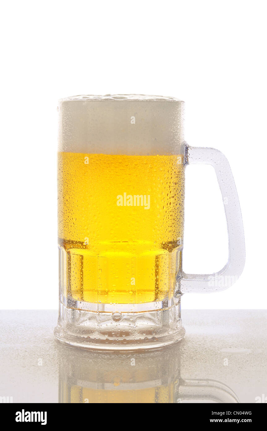 Un freddo gelido boccale di birra su un wet bar bancone con uno sfondo bianco. Foto Stock
