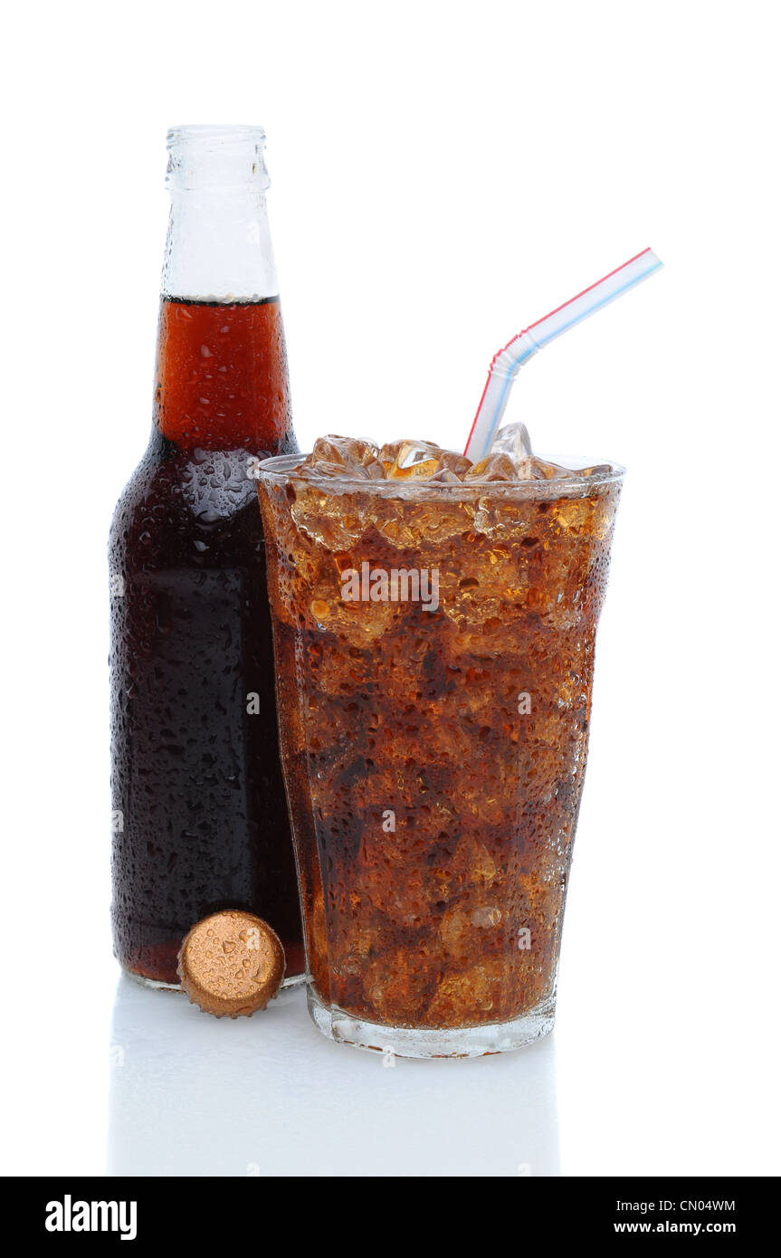 Bicchiere riempito con cubetti di ghiaccio e la cola soda con un vaso aperto. Foto Stock