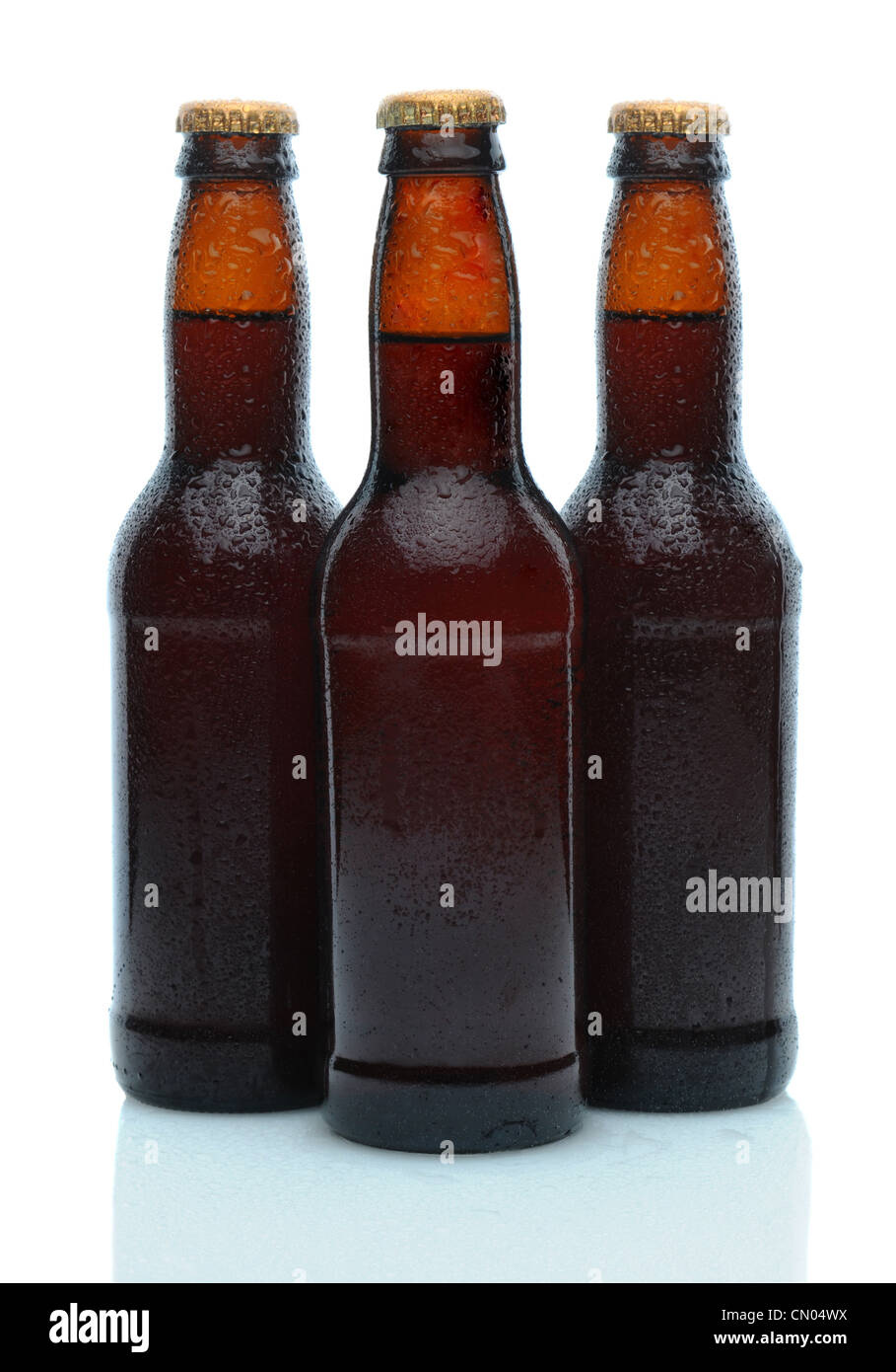Marrone tre bottiglie di birra su uno sfondo bianco con la riflessione. I flaconi sono coperte di condensazione. Foto Stock