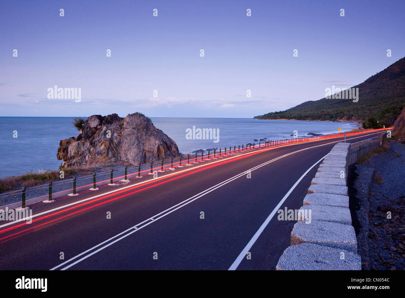 Auto sentieri di luce sulla strada costiera. La Captain Cook Highway tra Port Douglas e Cairns, Queensland, Australia Foto Stock