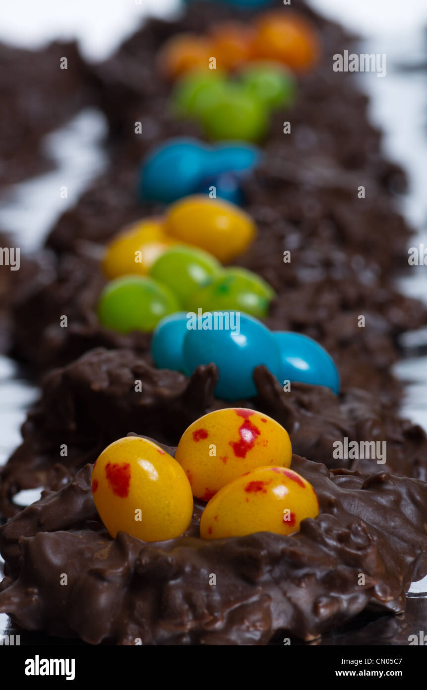 Una fila di dolci al cocco nidi di uccelli Foto Stock