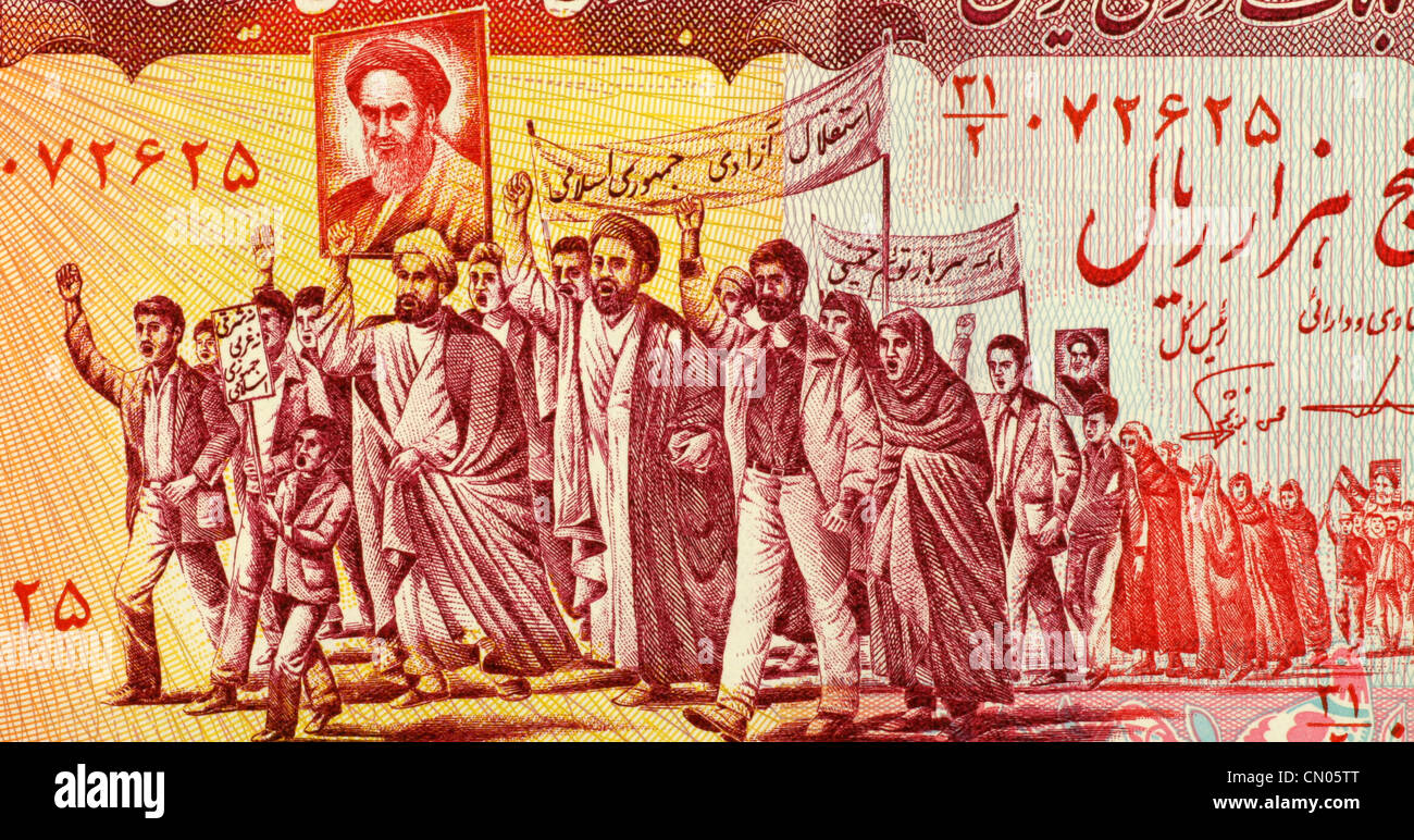 Mullah hanno marciato dalla leader portando manifesti di Khomeini su 5000 Rials 1983 banconota dall'Iran. Foto Stock