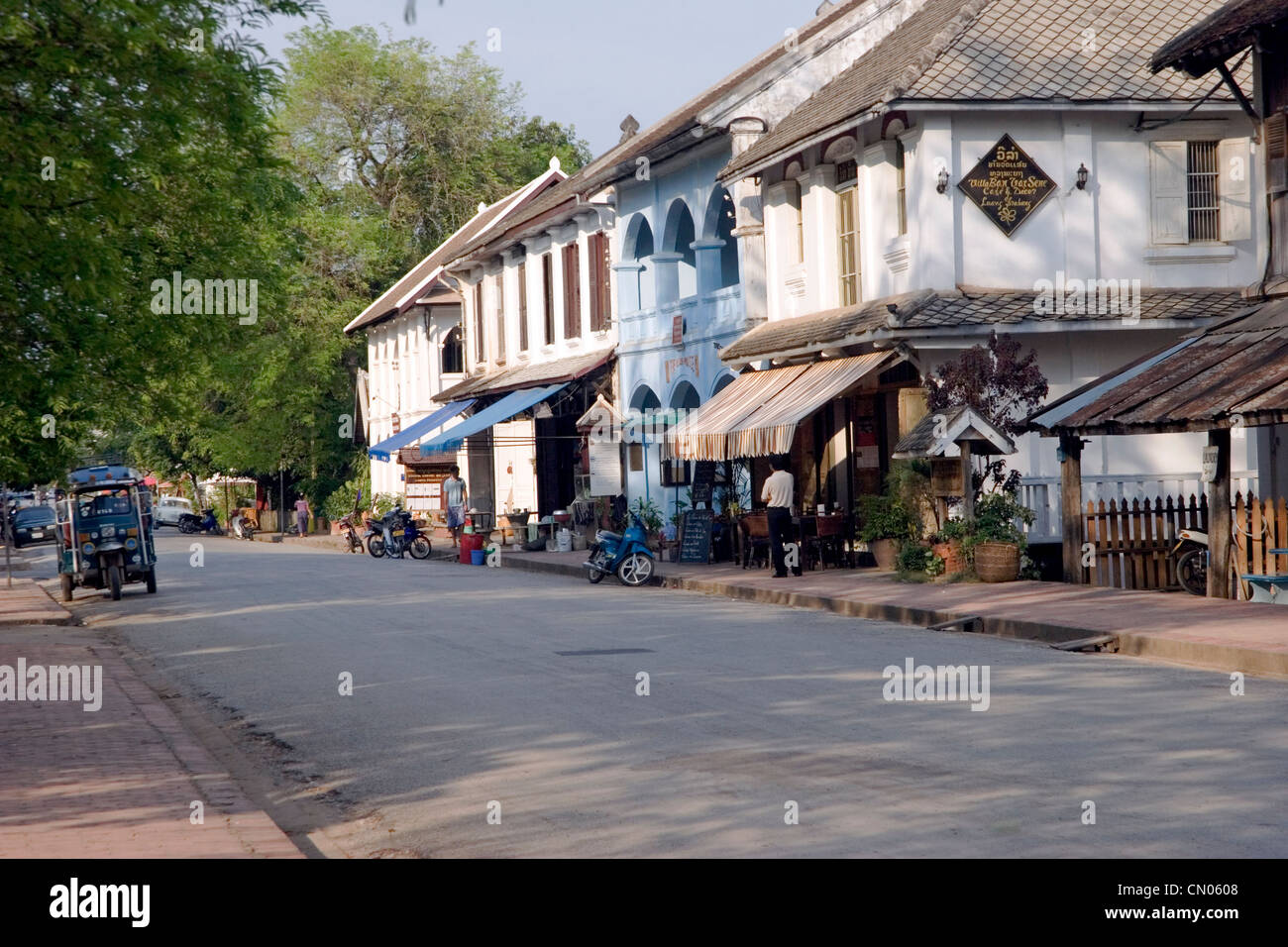 L'influenza architettonica del colonialismo francese è visto sulla strada principale a Luang Prabang, Laos. Foto Stock