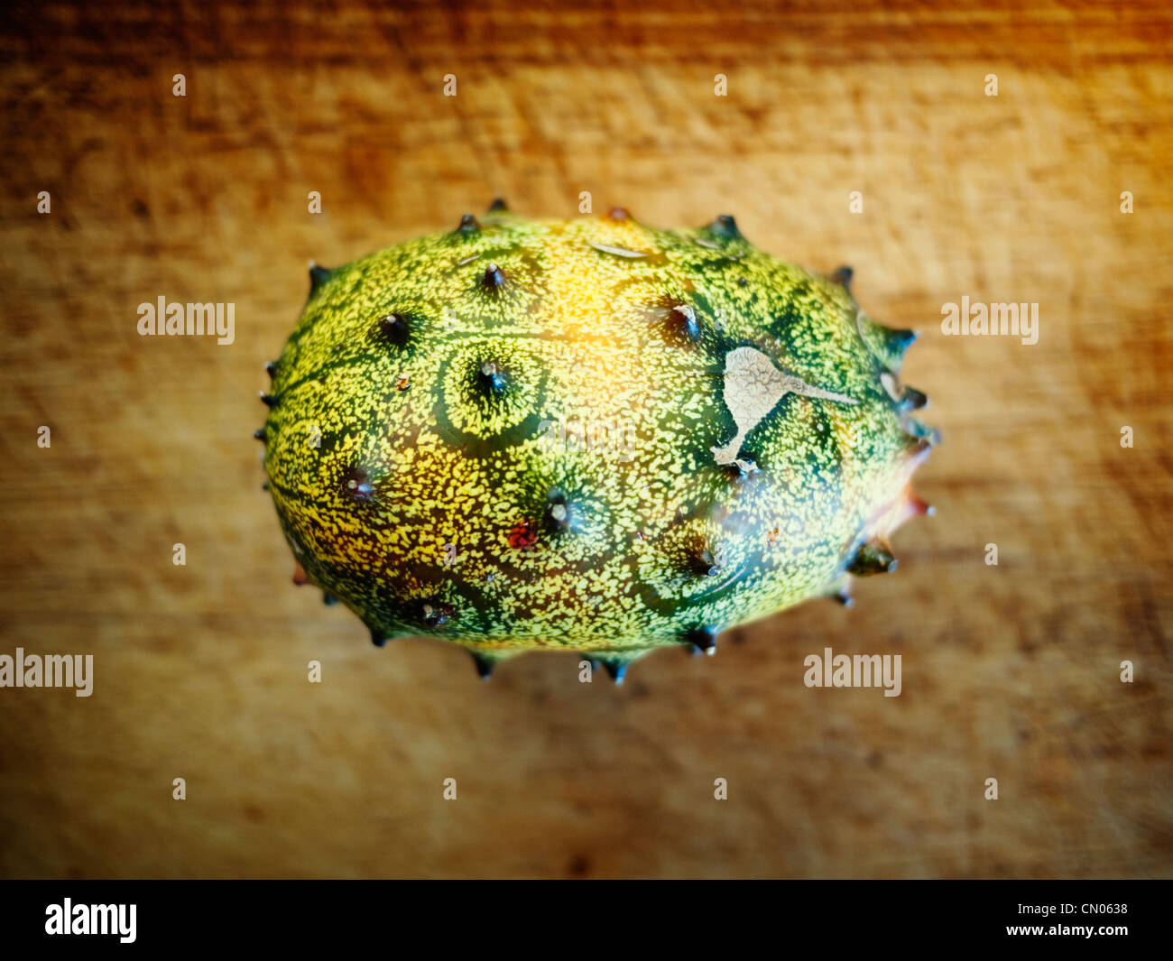 Kiwano o melone cornuto sulla scheda di pane. Foto Stock