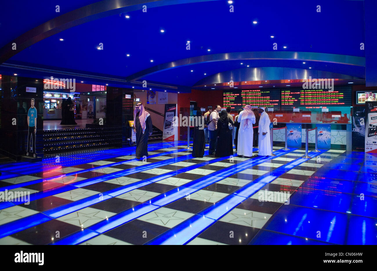 Il Bahrain, Manama, persone locali in Seef Mall Shopping Centre Foto Stock