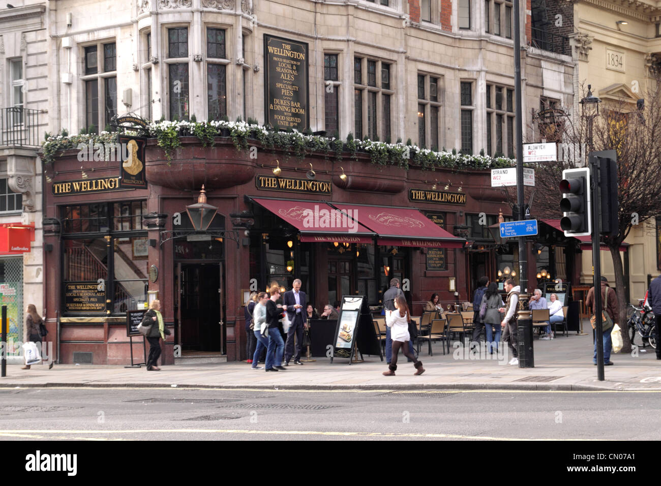 Il Wellington Pub al The Strand Londra Foto Stock
