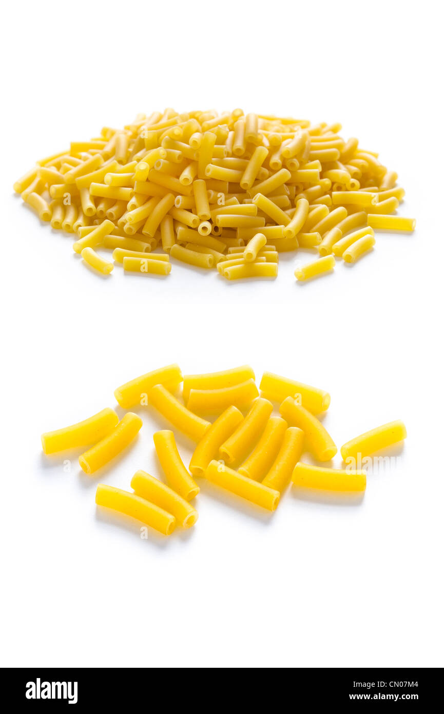 Essiccato maccheroni isolato su uno sfondo bianco Foto Stock