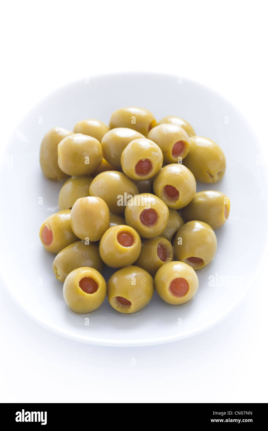 Snocciolate olive verdi ripiene di peperoncini rossi Foto Stock