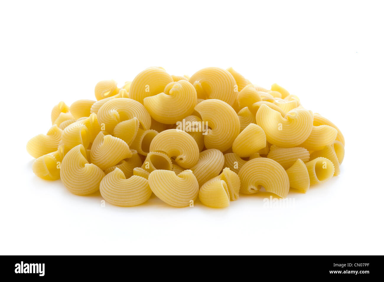 Non cotti lumache pasta in un heap isolato su uno sfondo bianco Foto Stock
