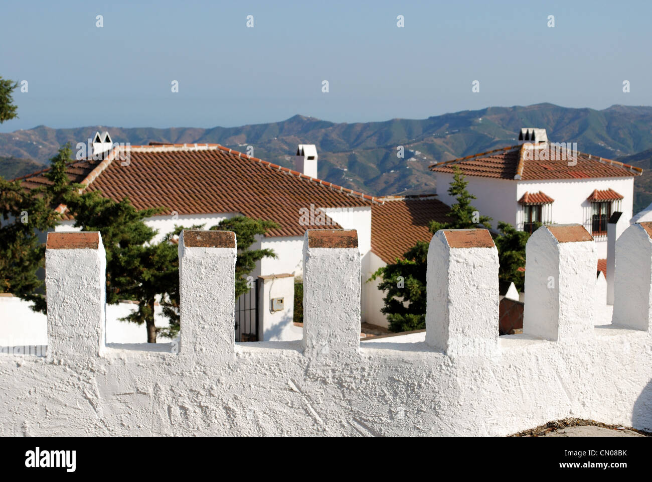 Merli del castello e sui tetti della città, comares, regione di Axarquia, provincia di Malaga, Andalusia, Spagna, Europa occidentale. Foto Stock