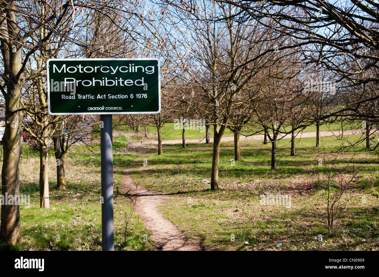 Un segno che vieta il motociclismo in S6 della legge sulla circolazione stradale del 1976 sull'Roundshaw spazio aperto, Croydon. Foto Stock