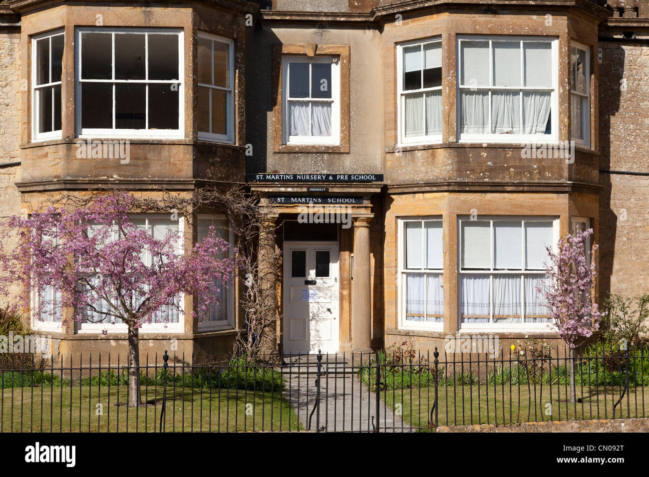 Primavera sbocciano i fiori al di fuori di St Martins scuola materna, Crewkerne, Somerset Foto Stock