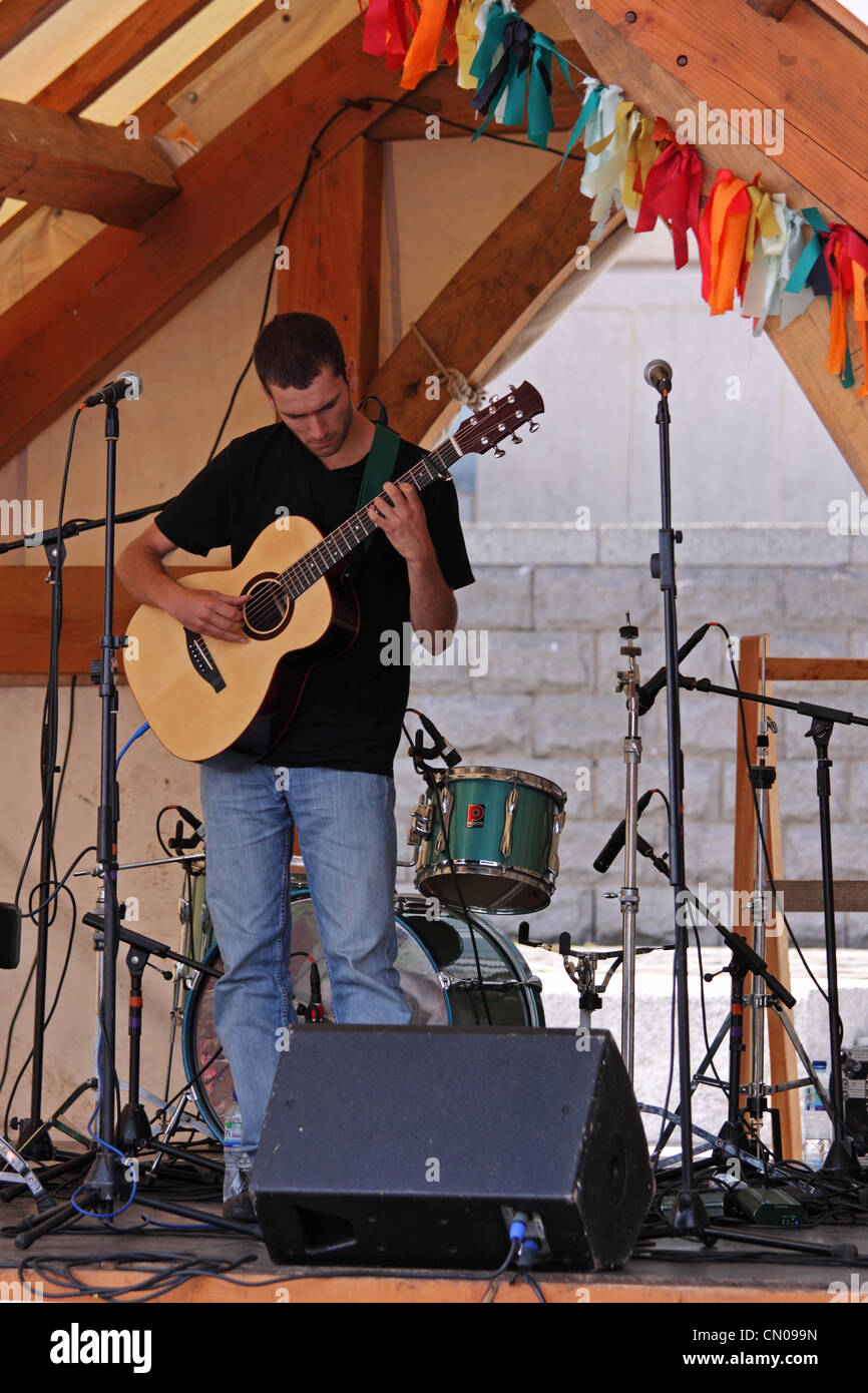 Ewan McLennan, folk tradizionale artista di registrazione, eseguendo in anfiteatro all'annuale il porto di Bristol Festival Foto Stock