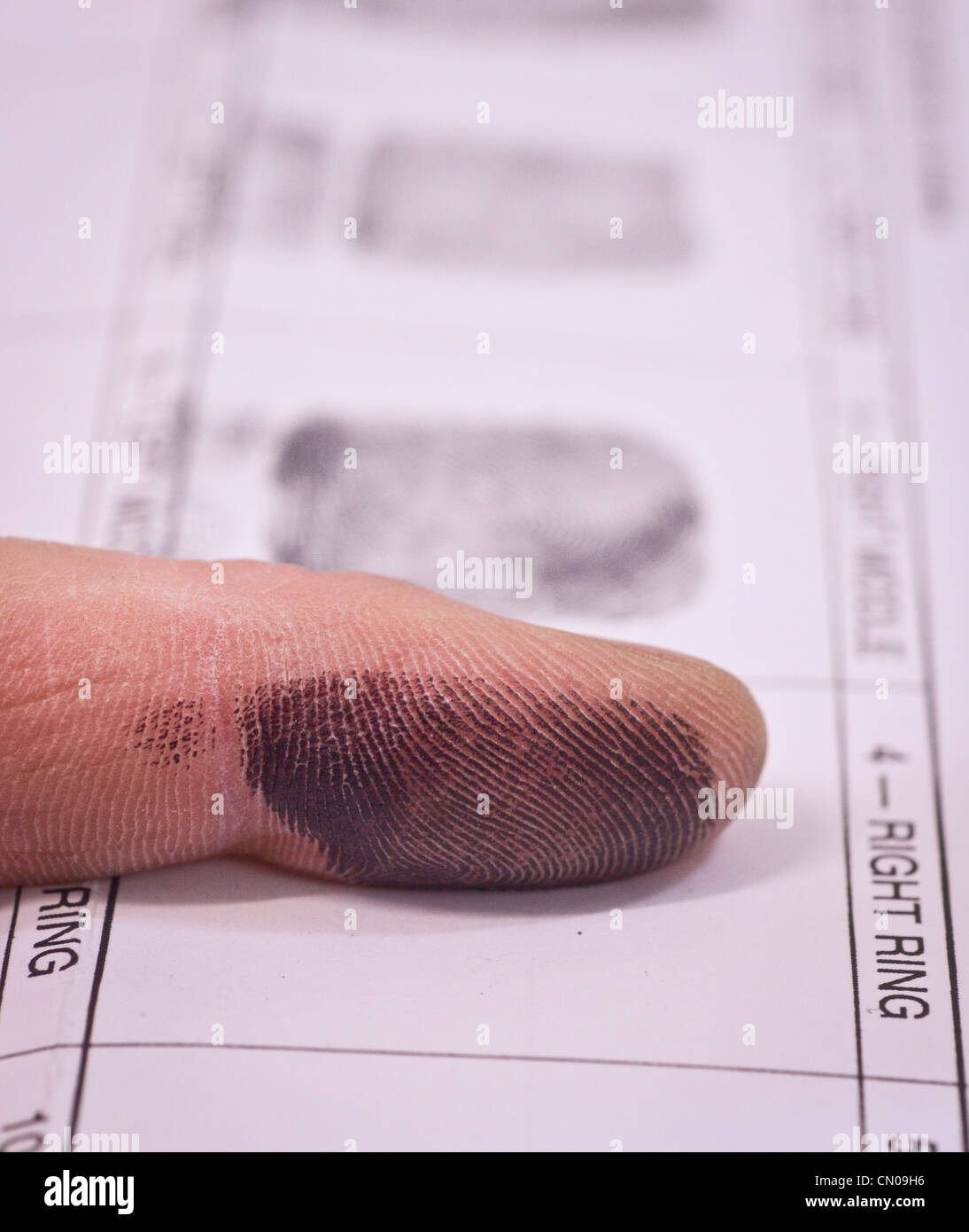 Una persona avente le sue impronte digitali prese Foto Stock