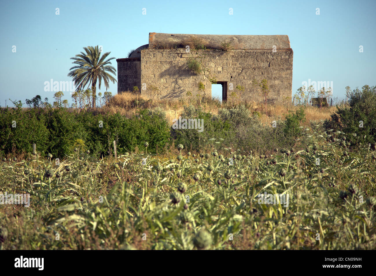 Un edificio in rovina in un paese caldo Foto Stock