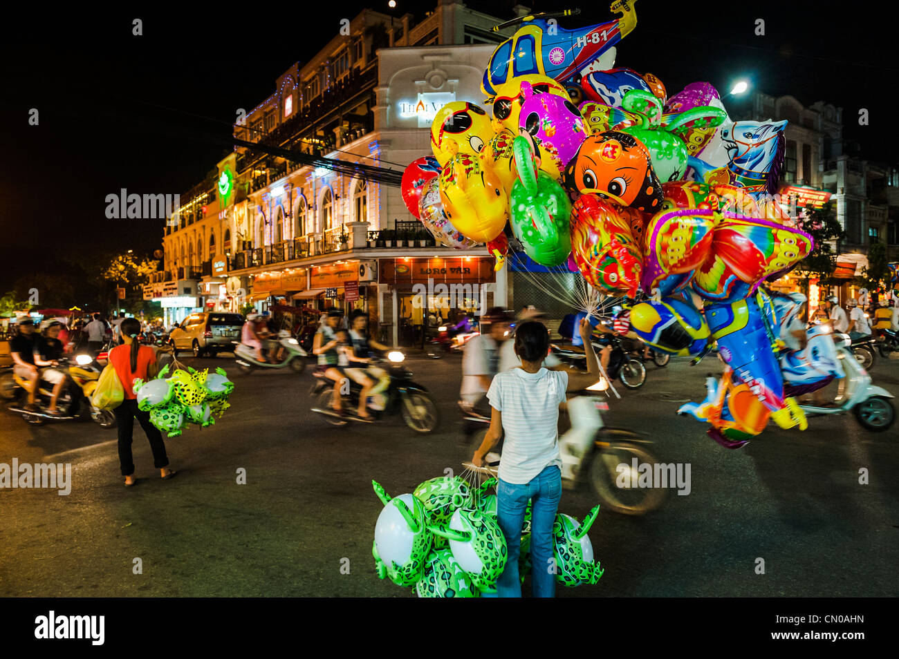 Strada di commercianti che vendono palloncini a notte. Hanoi, Vietnam. Foto Stock