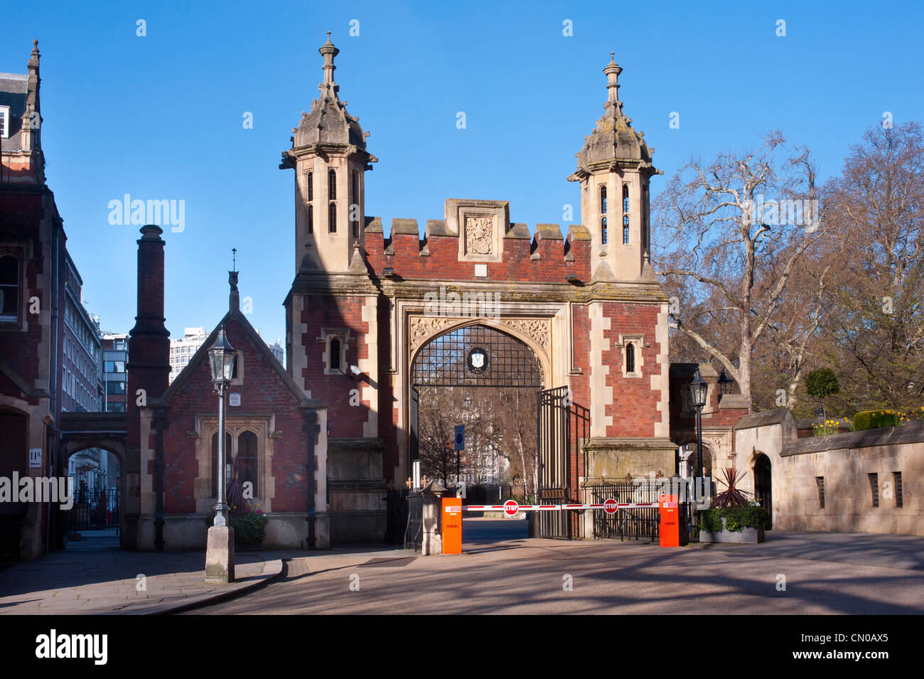 Il mock Tudor Gatehouse a Lincoln's Inn, Holborn, Londra Foto Stock