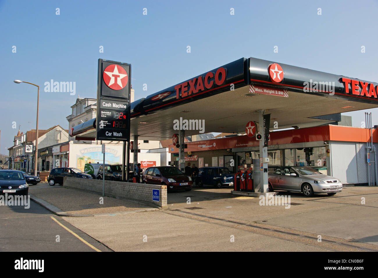 Crisi del carburante - Texaco stazione di benzina e il piazzale antistante il garage pieno di auto con veicoli in coda in strada Foto Stock