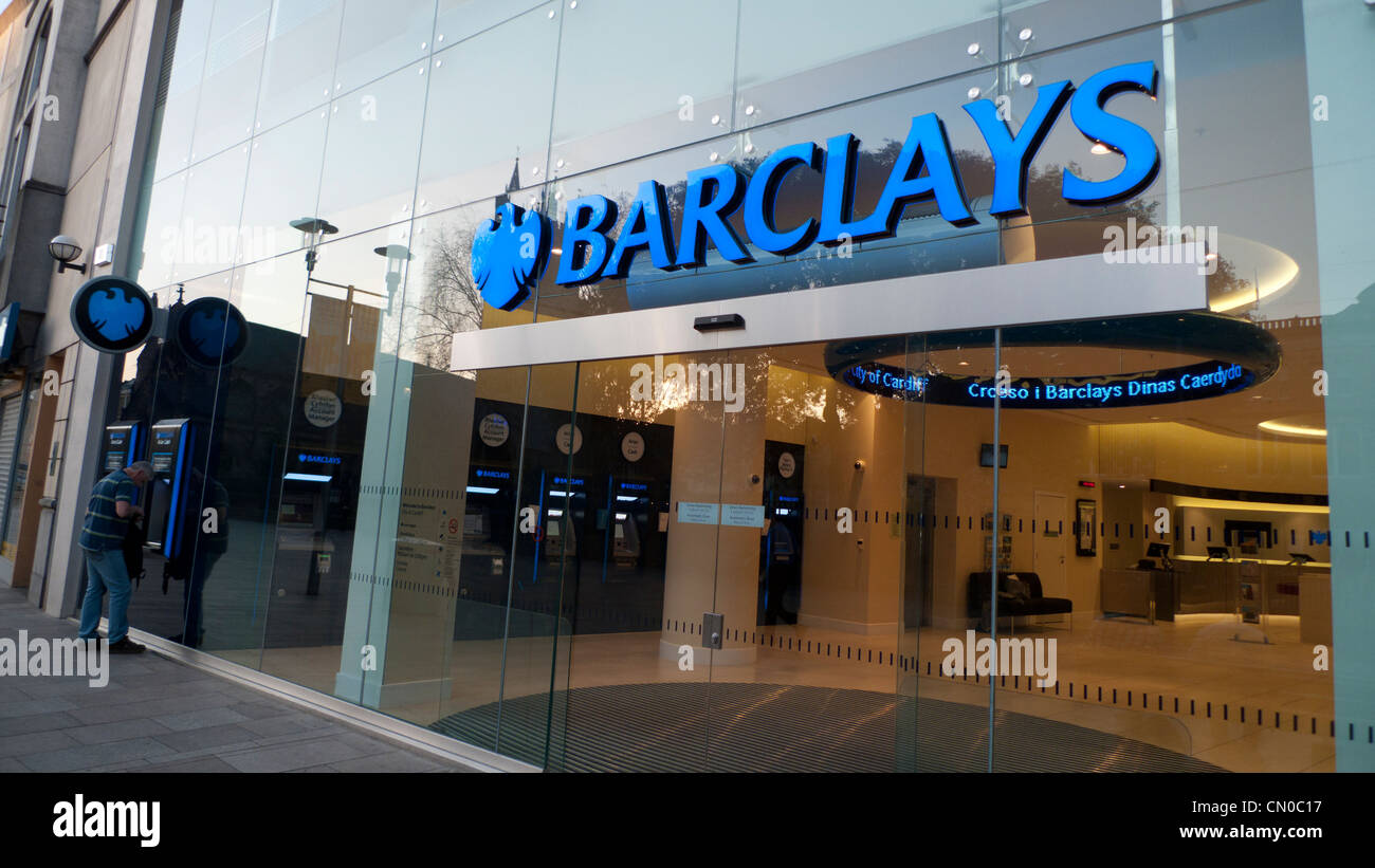 Vista esterna del nuovo Barclays Bank branch & persona ottenere denaro contante presso ATM a Hayes Cardiff Wales UK KATHY DEWITT Foto Stock