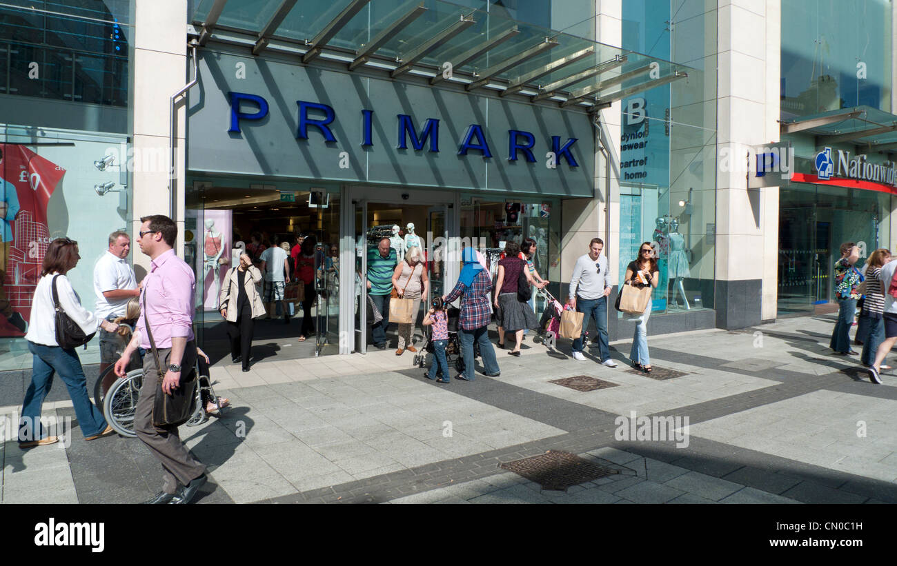 Vista esterna del Primark ingresso del negozio con i pedoni e gli amanti dello shopping di Queen Street Cardiff Wales UK KATHY DEWITT Foto Stock