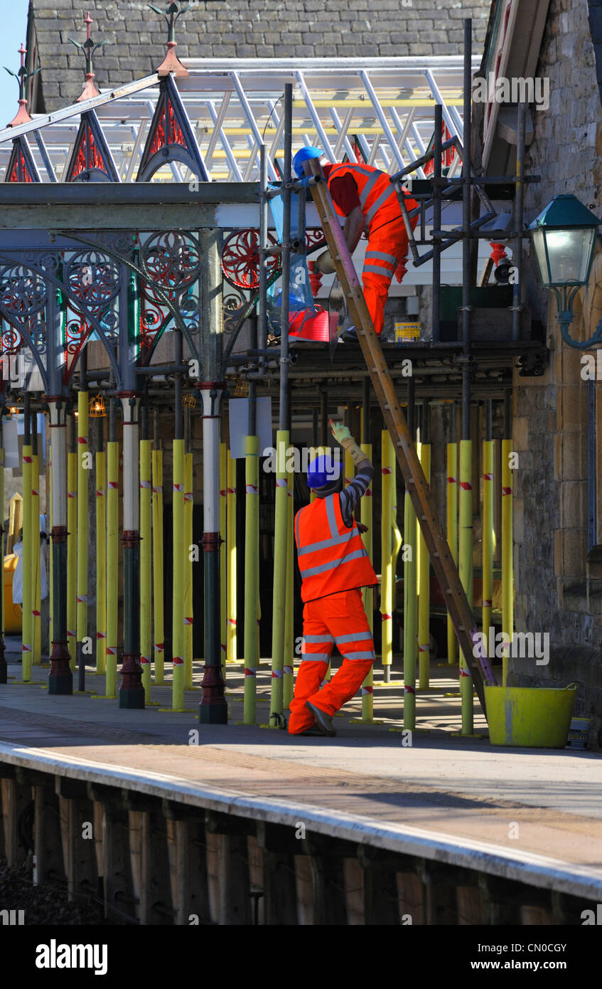 Operai di effettuare lavori di ristrutturazione sul rail station. Grange-over-Sands, Cumbria, England, Regno Unito, Europa. Foto Stock