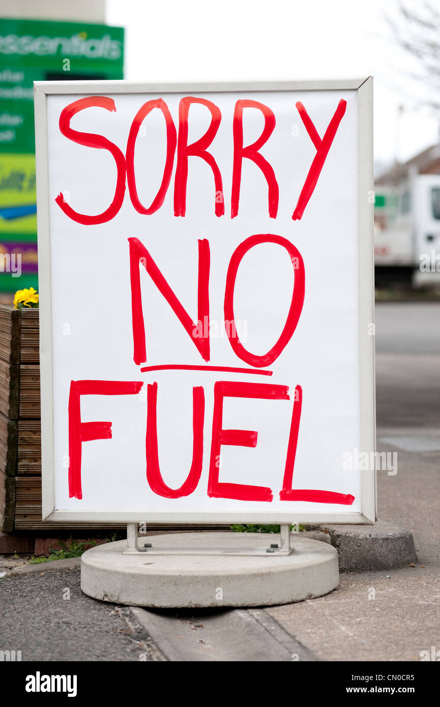 Un dipinto a mano segno al di fuori di una stazione di benzina durante uno sciopero della benzina, dice 'Siamo spiacenti nessun carburante' Foto Stock
