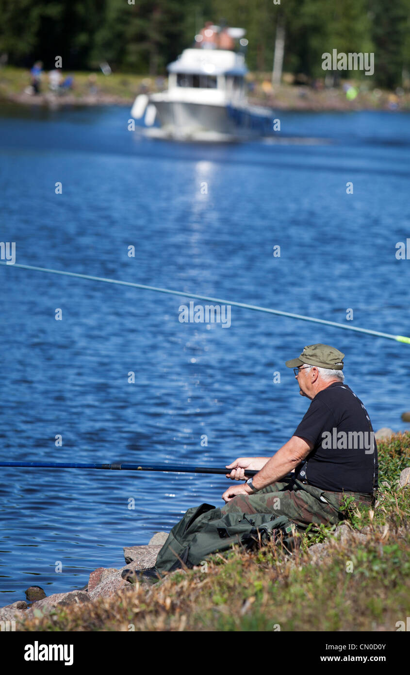 Il pescatore a finlandese campionati nazionali di pesca sportiva 2011 a Kansola Saimaa Canal. Il veterano della serie (60+). , Finlandia Foto Stock