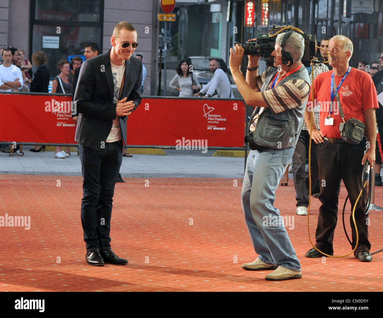 Un attore Michael Fassbender arriva al tappeto rosso del Festival del Film di Sarajevo. Foto Stock