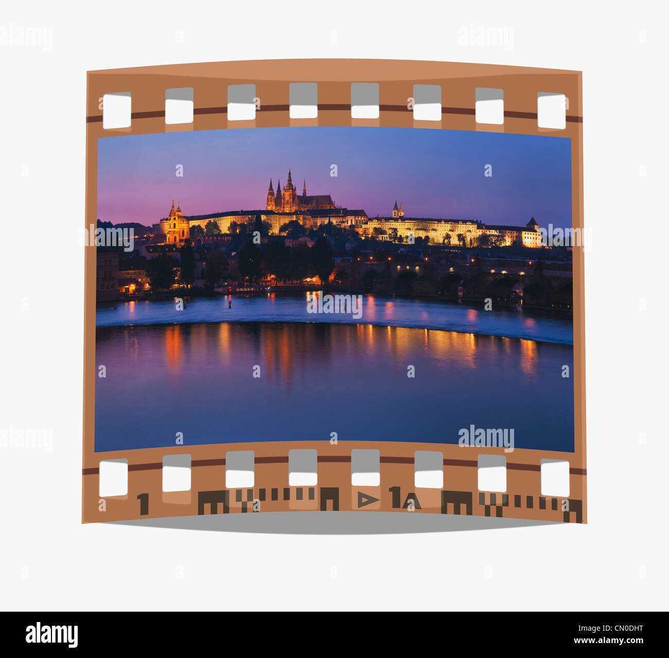 Filmina: vista sopra il fiume Moldava al Castello di Praga, Praga, Repubblica ceca, l'Europa. Foto Stock