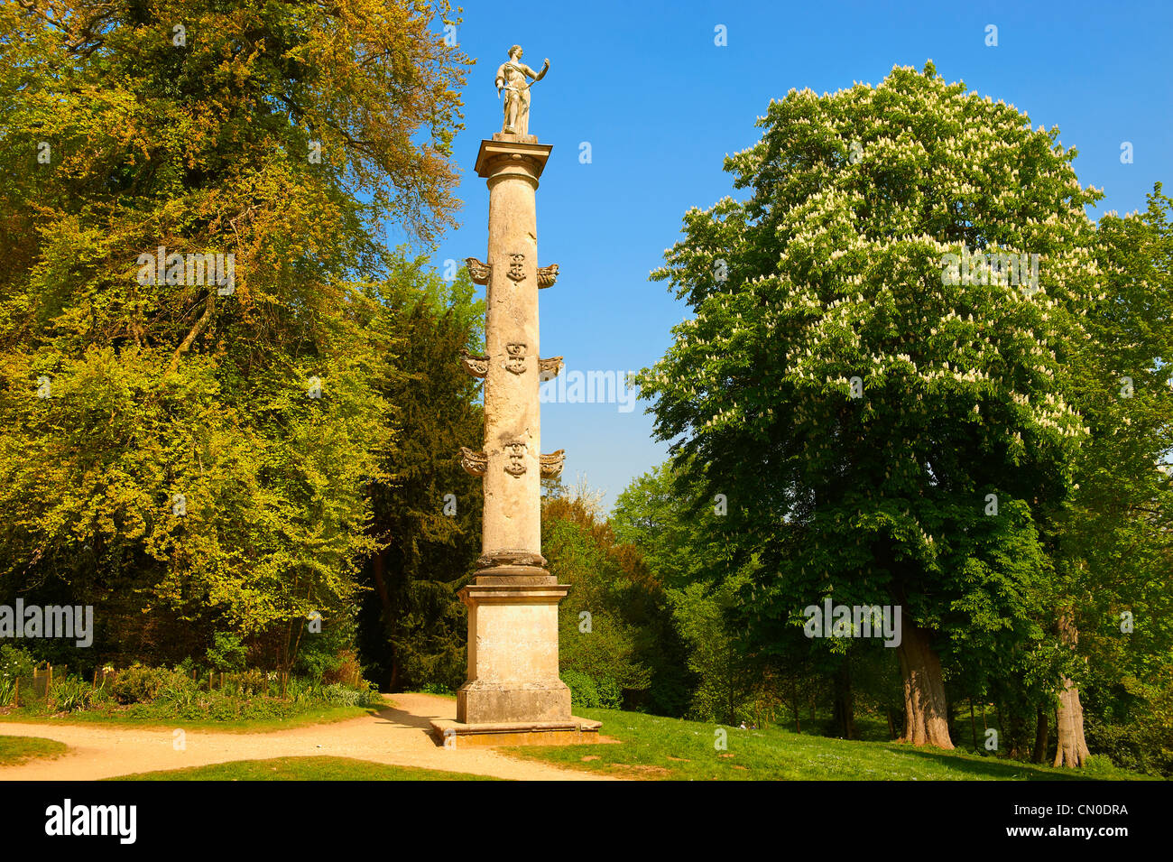 Un Neo Classic colonna nel giardino in stile inglese progettato da Capability Brown. Buckingham, Inghilterra Foto Stock