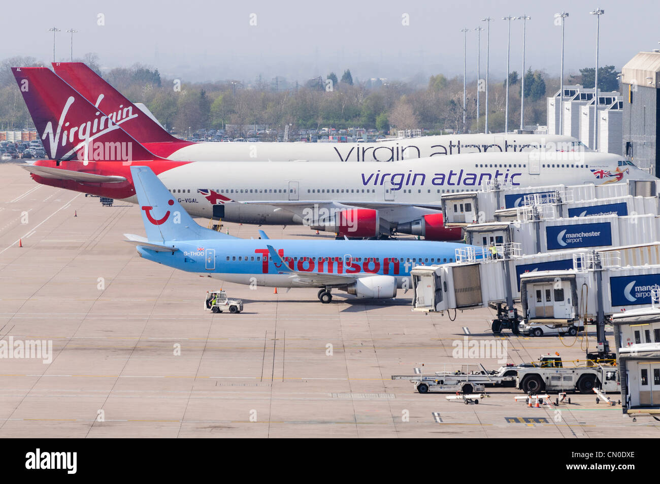 Virgin Atlantic 747s e un Thompson 737-33V su supporto a Manchester Airport Terminal 2 Foto Stock