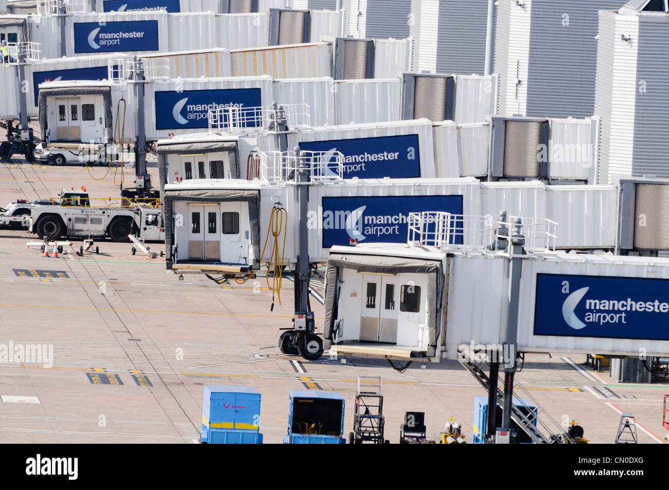 Corridoi aerei a vuoto si erge a Manchester Airport Terminal 2 Foto Stock