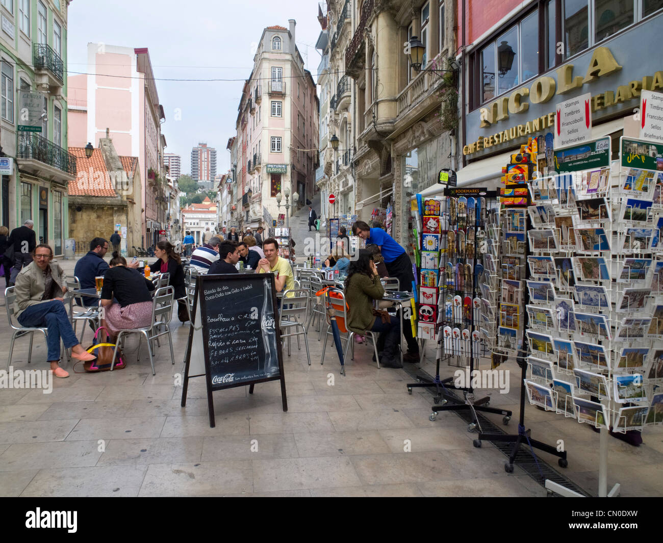 Cafe Nicola esplanade, Rua Ferreira Borges nel centro di Coimbra, Portogallo Foto Stock